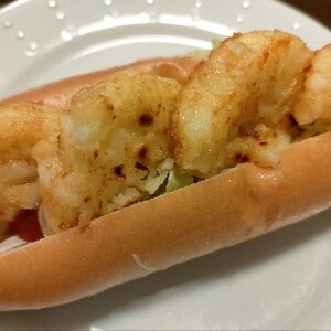 ハッシュドポテトとレタスのホットドッグロールパン